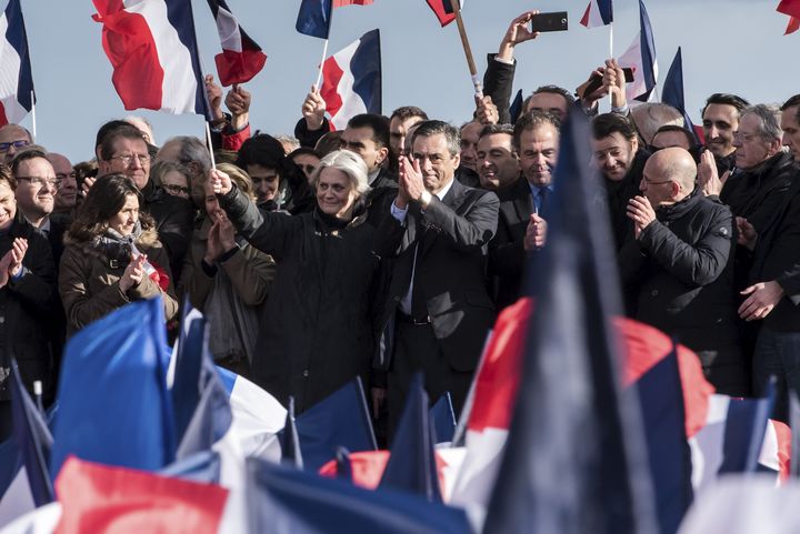 François Fillon salue la foule lors d'un rassemblement au Trocadéro, le 5 mars 2017 à Paris. (LONDON NEWS PICTURES / ZUMA / REA)