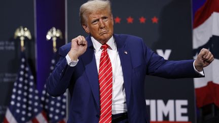 Donald Trump danse sur scène lors d'un meeting à Atlanta, en Géorgie, le 15 octobre 2024. (KEVIN DIETSCH / GETTY IMAGES NORTH AMERICA / AFP)