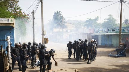 La manifestation du 2 juin au Mali a provoqué une vive polémique entre l'opposition et le pouvoir. Le lendemain, le second a jugé «mensongères et calomnieuses» les affirmations de la première, qui lui a d'abord reproché d'avoir fait usage de «balles réelles» lors du défilé à Bamako avant de réclamer une «enquête», à deux mois de la présidentielle du 29 juillet. Selon l'hôpital Gabriel Touré de la capitale malienne, «il y a eu 25 blessés admis aux urgences», mais aucun touché par balle. Lors d'une conférence de presse aux allures de meeting, le chef de l'opposition, Soumaïla Cissé, a dénoncé une «atteinte intolérable aux libertés fondamentales», arguant que ses partisans avaient déjà organisé de grandes manifestations en dépit de l'état d'urgence, argument avancé par les autorités pour interdire les rassemblements du 2 juin. «Il faut éviter absolument une crise électorale en instaurant le dialogue», a ajouté M. Cissé, 68 ans, candidat déclaré à l'élection présidentielle, au cours de laquelle le président Ibrahim Boubacar Keïta, 73 ans, briguera un second mandat. Les adversaires du pouvoir manifesteront à nouveau le 8 juin pour «réclamer des élections transparentes et un accès équitable à l'ORTM», la radio-télévision publique, a-t-il ajouté. (MICHELE CATTANI / AFP)