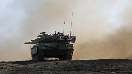 Un tank déployé par Israël sur les plateaux du Golan, le 20 novembre 2019, lors de l'offensive israélienne. (JALAA MAREY / AFP)