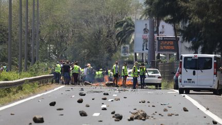 Des "gilets jaunes" à Saint-Denis, sur l'Ile de La Réunion, le 19 novembre 2018. (RICHARD BOUHET / AFP)