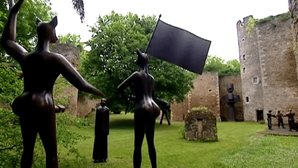 Hors des modes et du marché de l'art, Guy Baudat cultive sa différence avec des oeuvres parfois provocantes (ici "Choc frontal" - bronze. H : 3,50m. 4m sur 4m. Fonderie Bocquel. 2009 )
 (France 3 Culturebox)