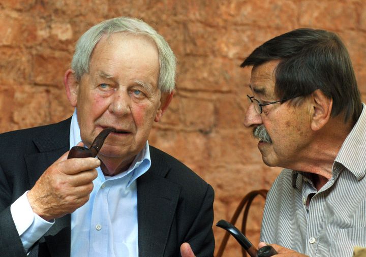 Siegfried lenz en compagnie de son ami Günter Grass avec lequel il a soutenu notamment la Östpolitik de Willy Brandt dans les années 1970.
 (WOLFGANG LANGENSTRASSEN / DPA / DPA/AFP)