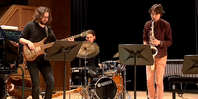 Thomas Enhco enseigne à ses élèves musiciens à s'écouter mutuellement et insiste sur le collectif et l'interaction
 (France 3/Culturebox)