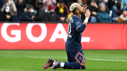 Neymar célèbre son but lors du match contre Bordeaux en Ligue 1, le 13 mars 2022. (ALAIN JOCARD / AFP)