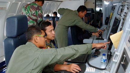 Des soldats indon&eacute;siens participent aux recherches pour retrouver le Boeing de Malaysia Airlines disparu au-dessus du d&eacute;troit de Malacca, le 12 mars 2014. (MAXPPP)