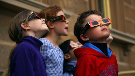 &nbsp; (Des lunettes spéciales sont obligatoires pour regarder une éclipse solaire. Illustration. © Reuters)