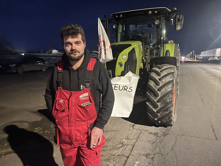 Nicolas Legrand, employee of a dairy farm, near the Lactalis factory in Isigny-le-Buat (Manche), January 29, 2024. (ROBIN PRUDENT / FRANCEINFO)