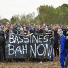 Des manifestants brandissent une banderole lors du rassemblement contre un projet de réserve d'eau artificielle, à Sainte-Soline (Deux-Sèvres), samedi 25 mars 2023. (PASCAL LACHENAUD / AFP)