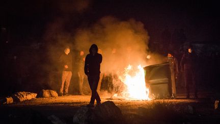 Des migrants provoquent un incendie pour dénoncer le démantèlement de la "jungle" de Calais (Pas-de-Calais), le 23 octobre 2016.&nbsp; (CLAIRE THOMAS / ANADOLU AGENCY / AFP)