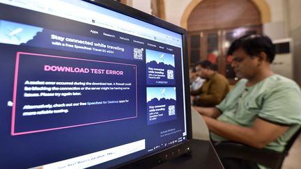 Un écran montre une erreur de téléchargement du fait d'une vitesse lente et de perturbations d'nternet, à Karachi (Pakistan), le 31 juillet 2024. (SHAHZAIB AKBER / EPA / AFP)