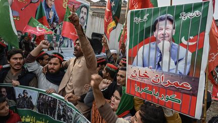 À Peshawar, des militants du Mouvement du Pakistan pour la Justice (PTI) demandent la libération de leur candidat Imran Khan, le 28 janvier 2024, au Pakistan. (ABDUL MAJEED / AFP)