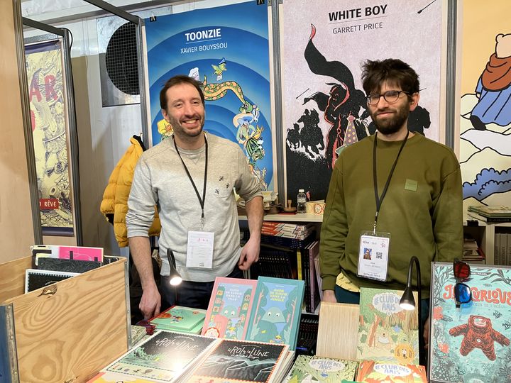 Olivier Bron et Simon Liberman, éditeur de 2024 sur leur stand au Festival de bande dessinée d'Angoulême, le 27 janvier 2023 (LAURENCE HOUOT / FRANCEINFO CUTLTURE)