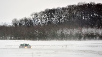 Une voiture sur une route de&nbsp;Godewaersvelde (Nord), le 12 mars 2012. (PHILILPPE HUGUEN / AFP)