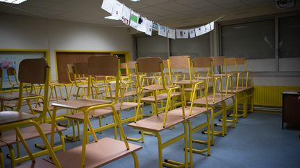 Une salle de classe vide, le 24 mars 2020 à Ploemeur (Morbihan). (MANON CAVERIBERE / HANS LUCAS / AFP)