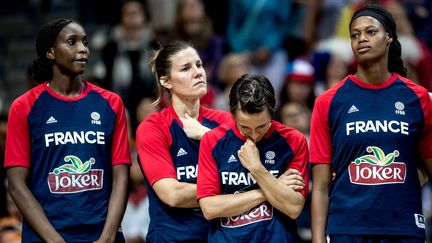 Les joueuses de l'équipe de France de basket après leur défaite en finale de l'Euro contre l'Espagne, le 25 juin 2017. (MARTIN DIVISEK / EPA)