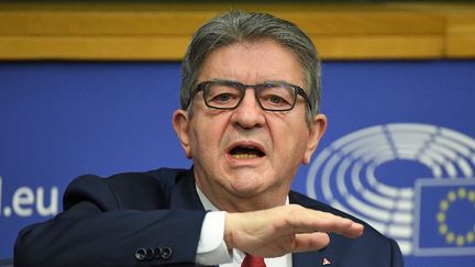 Jean-Luc Mélenchon, candidat de la France insoumise à la présidentielle, le 18 janvier 2022, lors d'une conférence de presse au Parlement européen à Strasbourg (Bas-Rhin).&nbsp; (PATRICK HERTZOG / AFP)