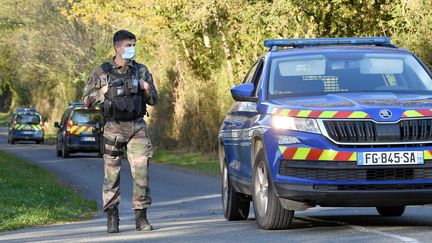 Des gendarmes participent à une opération de recherche d'une joggeuse de 17 ans, le 9 novembre 2021, à Saint-Brice (Mayenne). (MAXPPP)