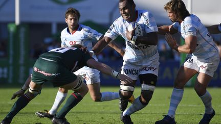 Le solide deuxième ligne fidjien du Racing, Leone Nakarawa, échappe, tout en puissance, aux joueurs du Leicester (ANG). (CHRISTOPHE SIMON / AFP)