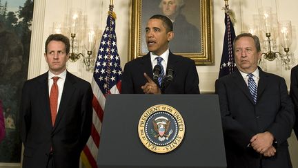 Le pr&eacute;sident am&eacute;ricain Barack Obama entour&eacute; du secr&eacute;taire au Tr&eacute;sor, Timothy Geithner (G), et du directeur du National economic council, Larry Summers (D), lors d'une allocution sur la crise financi&egrave;re, le 14 janvier 2010 &agrave; Washington. (JIM WATSON / AFP)