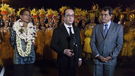 François Hollande, entouré de la ministre des Outre-Mer, George Pau-Langevin et du président de la Polynésie française, Edouard Fritch, le 21 février 2016 à Papeete. (GREGORY BOISSY / AFP)