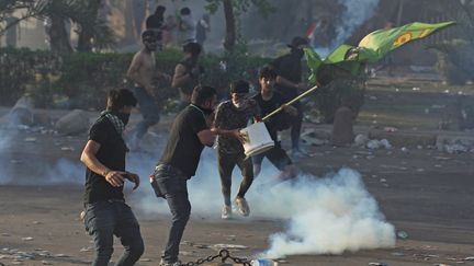 Des Irakiens manifestent le 3 octobre 2019 à Bagdad. (AHMAD AL-RUBAYE / AFP)