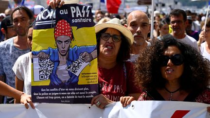 Des manifestants contre le pass sanitaire&nbsp;à Marseille (Bouches-du-Rhône), le 21 août 2021. (NICOLAS TUCAT / AFP)