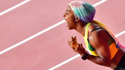 La sprinteuse jamaïcaine Shelly-Ann Fraser-Pryce après sa victoire en finale du 100 mètres aux Mondiaux d'athlétisme de Doha (Qatar), dimanche 29 septembre 2019. (GIUSEPPE CACACE / AFP)