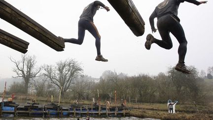 Pour r&eacute;ussir &agrave; franchir la ligne d'arriv&eacute;e, les comp&eacute;titeurs devront franchir 28 &eacute;preuves parmi lesquelles : plonger dans de l'eau glac&eacute;e... (JON SUPER / AP / SIPA)