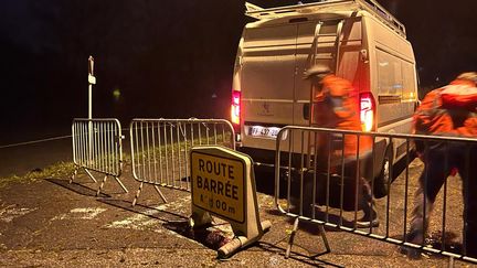 À Magland (Haute-Savoie), l'Arve a débordé, dans la nuit du 14 au 15 novembre 2023 entraînant la fermeture de routes. (RICHARD VIVION / RADIO FRANCE)