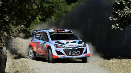 Le Finlandais Juho Hänninen lors du rallye de Sardaigne en 2014, alors pilote de l'écurie Hyundai en WRC. (ANDREAS SOLARO / AFP)