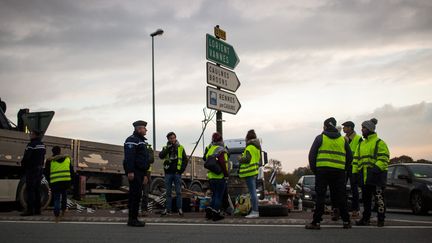 Des "gilets jaunes" sur une route à Dinan (Côtes-d'Armor), le 20 novembre 2018. (MARTIN BERTRAND / HANS LUCAS / AFP)