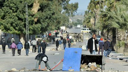 Les forces de l'ordre tunisiennes ont dispers&eacute;, jeudi 29 novembre, par des tirs de gaz lacrymog&egrave;nes des manifestants qui tentaient de prendre d'assaut un poste de la garde nationale &agrave; Siliana, (FETHI BELAID / AFP)