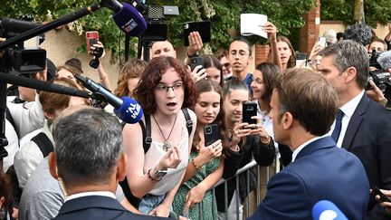 Une lycéenne interpelle le président de la République, Emmanuel Macron, lors d'un bain de foule à Gaillac (Tarn), le 9 juin 2022. (MAXPPP)