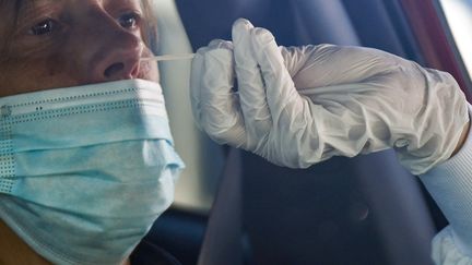 Un&nbsp;test de dépistage au coronavirus, réalisé à Laval (Mayenne), le 9 juillet 2020. (JEAN-FRANCOIS MONIER / AFP)