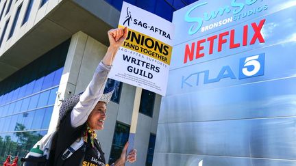 Les manifestants du syndicat des acteurs et du syndicat des scénaristes, tiennent un piquet de grève aux Bronson Studios, siège de Netflix, le 12 juillet 2023 (Robert Hanashiro-USA TODAY/Sipa USA/SIPA)