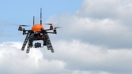 Un mod&egrave;le de drone que la Deutsche Bahn va d&eacute;ployer pour surveiller ses d&eacute;p&ocirc;ts. (PIERRE ANDRIEU / AFP)