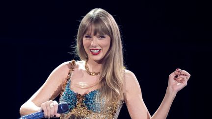 La chanteuse américaine Taylor Swift lors de la première soirée de sa "Eras Tour" au stade AT&T d'Arlington, au Texas, le 31 mars 2023. (SUZANNE CORDEIRO / AFP)