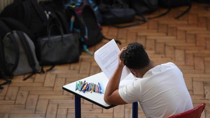 Un lycéen lors d'une épreuve du baccalauréat, le 18 juin 2018&nbsp;à Strasbourg&nbsp;(photo d'illustration). (FREDERICK FLORIN / AFP)