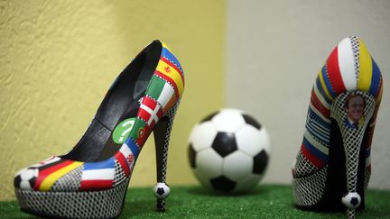 Peut-on aimer &agrave; la fois la mode et l'Euro? Il semblerait que non au regard de ces chaussures imagin&eacute;es par l'artiste&nbsp;Igor Zaytsev et expos&eacute;es dans une boutique souvenir &agrave; Donetsk (Ukraine), le 7 juin 2012. (ALEXANDER KHUDOTEPLY / AFP)