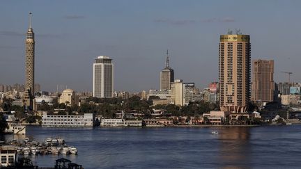 Vue de la capitale égyptienne, avec notamment le siège de l'Union de la radio et télévision égyptienne (2e en partant de la droite), le 25 janvier 2022.&nbsp; (KHALED DESOUKI / AFP)
