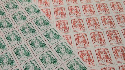 &nbsp; (A partir du 1er janvier 2017, les timbres rouges coûteront 85 centimes et les timbres verts 73 centimes.  © Maxppp / PHOTOPQR)