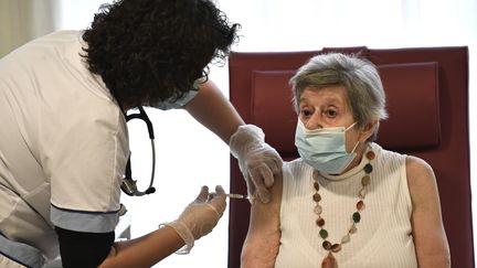 Une infimière vaccine contre le Covid-19 une résidente d'un Ehpad à Bobigny (Seine-Saint-Denis),&nbsp;le 30 décembre 2020. (STEPHANE DE SAKUTIN / AFP)