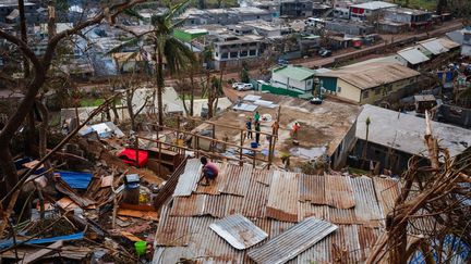 Les dégâts causés par le cyclone Chido à Mayotte sur les bidonvilles complètement couchés et dévastés. (DIMITAR DILKOFF / AFP)