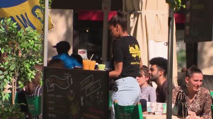 Il manque actuellement 300 000 saisonniers pour l’été sur les plages, dans les cafés ou encore en montagne pour accueillir les vacanciers. Si bien que certains patrons ont décidé d’augmenter les salaires jusqu’à 20&nbsp;%. (CAPTURE ECRAN FRANCE 2)