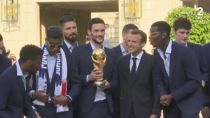 Les Bleus ont été reçus par Emmanuel Macron à l'Elysée, lundi 16 juillet. (FRANCE 2)