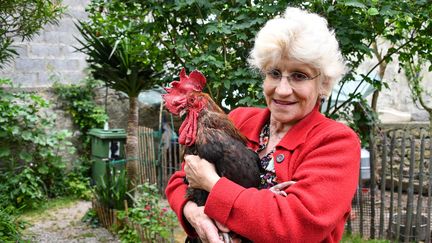 Le coq "Maurice" et sa propriétaire, Corinne Fesseau sur l'île d'Oléron (Charente-Maritime), le 5 juin 2019. La justice a tranché. Le coq pourra chanter... (XAVIER LEOTY / AFP)