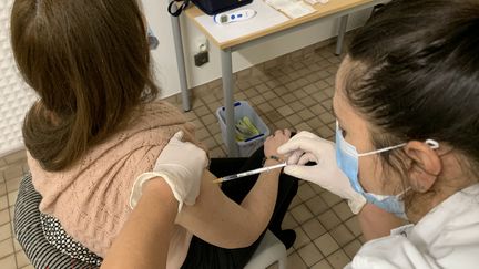 Un membre du personnel hospitalier de Mont-de-Marsan (Landes) se fait vacciner contre le Covid-19, le 7 janvier 2021. (RENAUD BIONDI-MAUGEY / FRANCE-BLEU GASCOGNE)