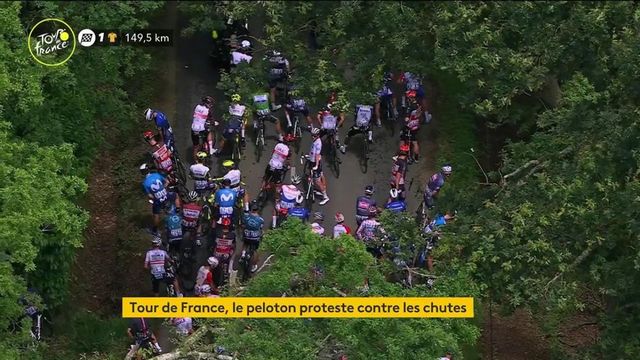 Tour de France : le peloton proteste contre les chutes