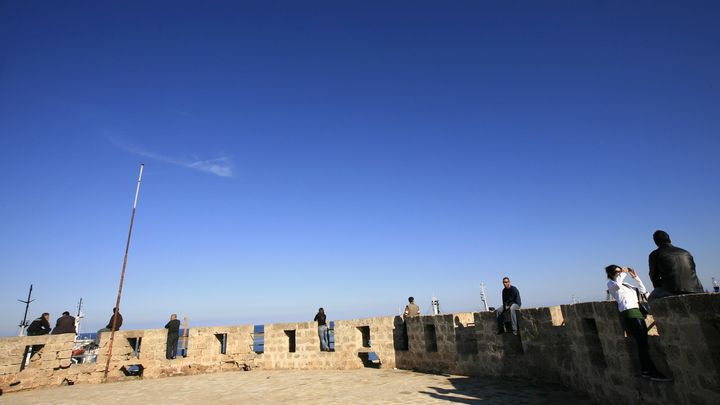 Des visiteurs se prom&egrave;nent sur les anciens murs du port de Famagouste (Chypre du Nord), en f&eacute;vrier 2008.&nbsp; (FATIH SARIBAS / REUTERS)